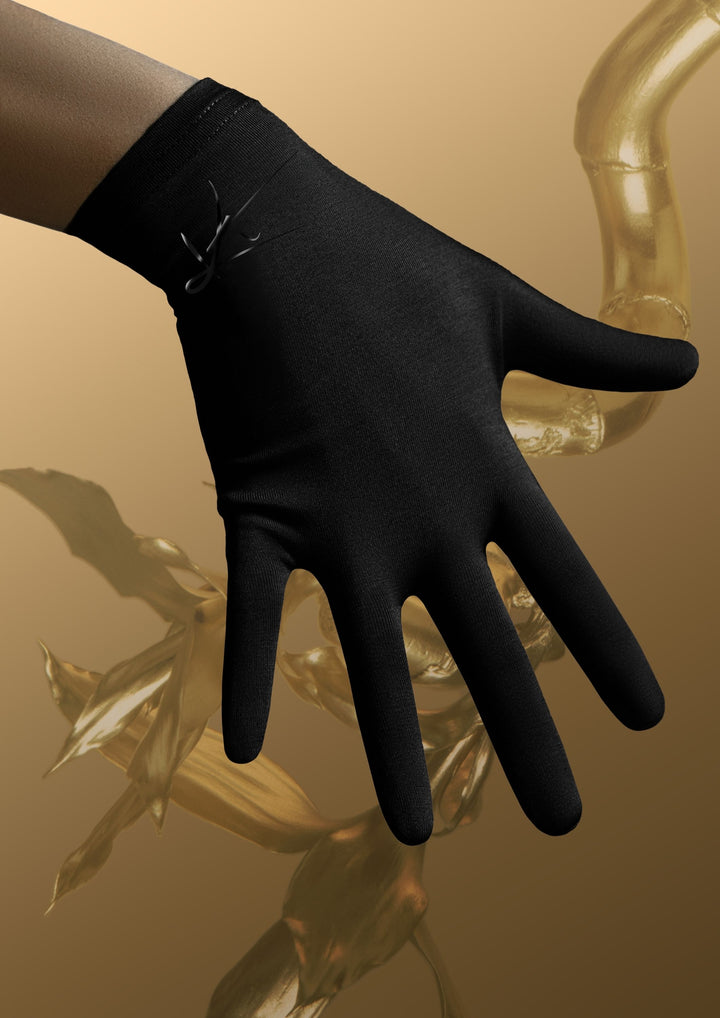 
KALMTHREAD breathable organic bamboo soft gloves for sensitive skin, designed to bring comfort to adults and children with dry or eczema-prone hands